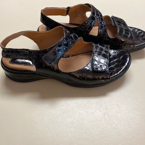 Women’s size 8 1/2 Clark artisan Sandals